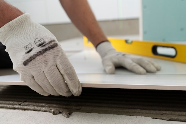 Foto grátis tiler trabalhando na renovação do apartamento