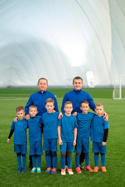 Time de futebol infantil de tiro completo