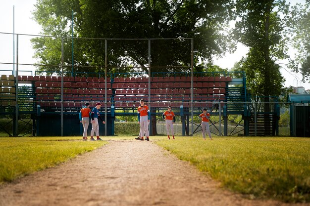 Time de kickball de tiro longo em campo