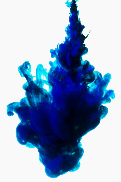 Tinta colorida azul escura debaixo d'água