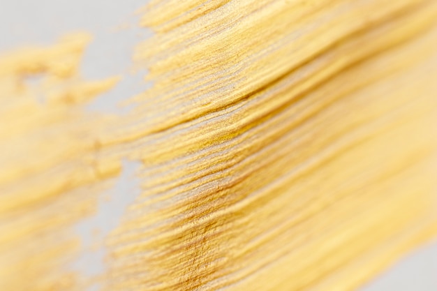 Tinta dourada com marcas de pincel