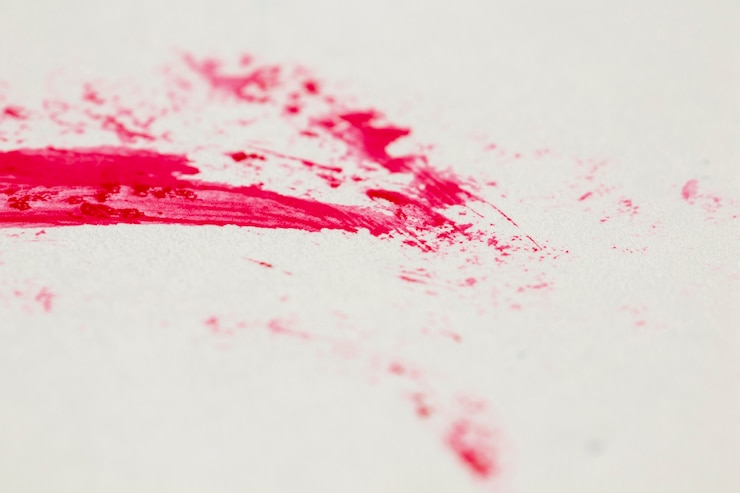 Foto grátis tinta vermelha manchada na mesa branca