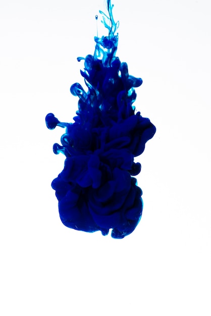 Foto grátis tinta viva de cor azul na água