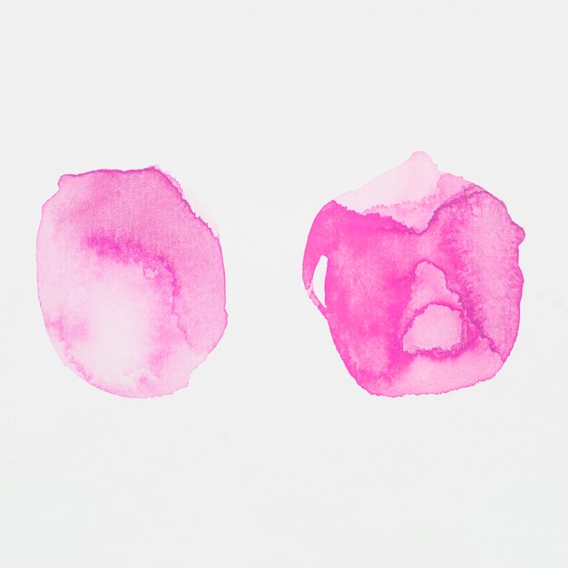 Tintas-de-rosa em forma de círculos em papel branco
