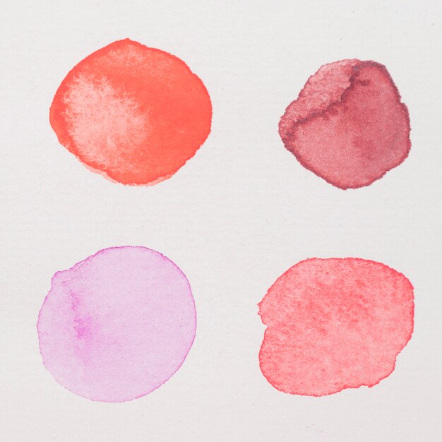 Tintas roxas, vermelhas, rosa e carmesim em papel branco