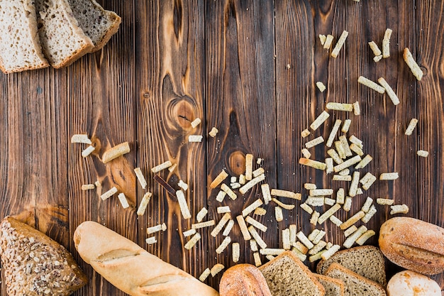 Foto grátis tipo diferente de pães assados ​​na mesa de madeira