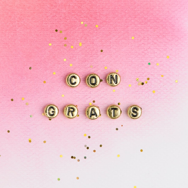 Foto grátis tipografia de texto de contas de parabéns ouro em rosa