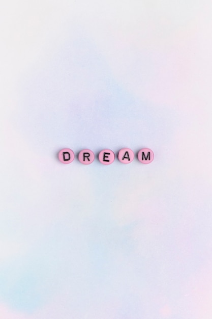 Tipografia de texto rosa DREAM em tons pastel