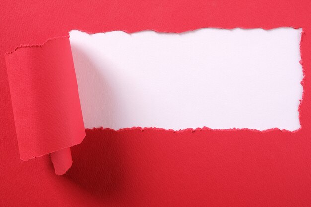 Tira de papel vermelho rasgado