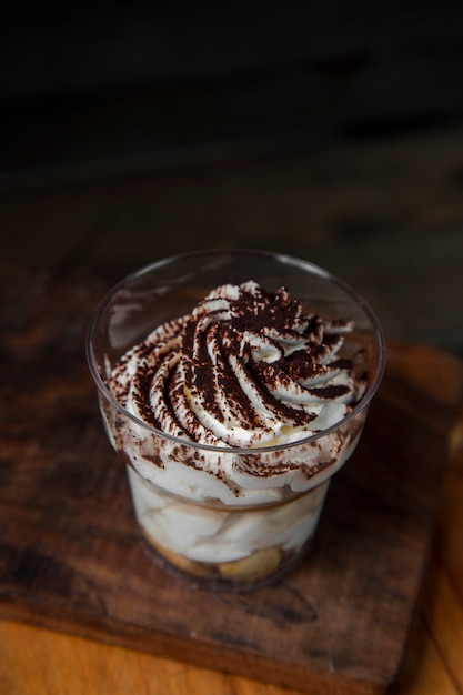 Foto grátis tiramisu de chocolate em cima da mesa 1