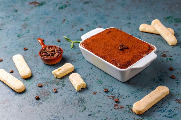 Foto grátis tiramisu italiano tradicional da sobremesa na placa cerâmica, vista superior.