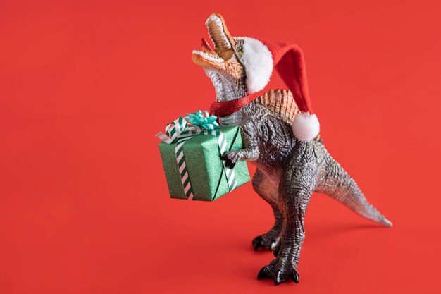 Tiranossauro rex segurando caixa de presente