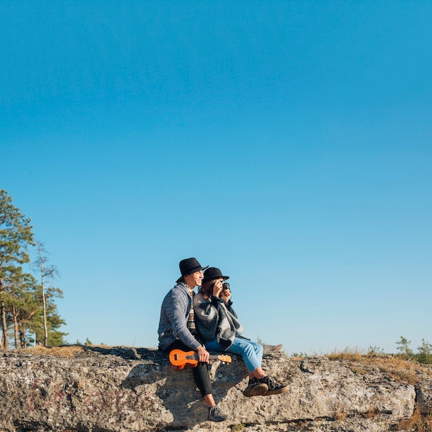 Foto grátis tiro adorável casal adorável ao ar livre