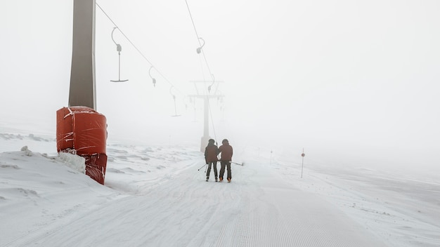 Tiro certeiro pessoas andando na neve