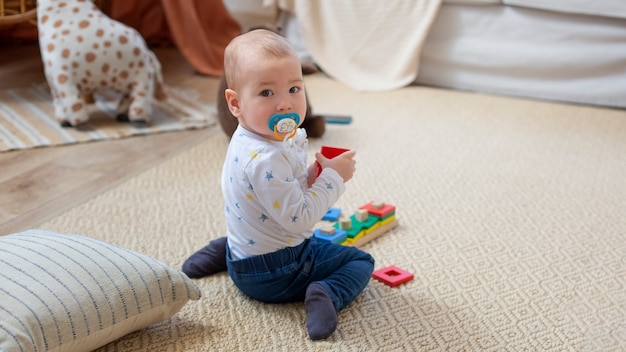 Foto grátis tiro completo bebê fofo com chupeta