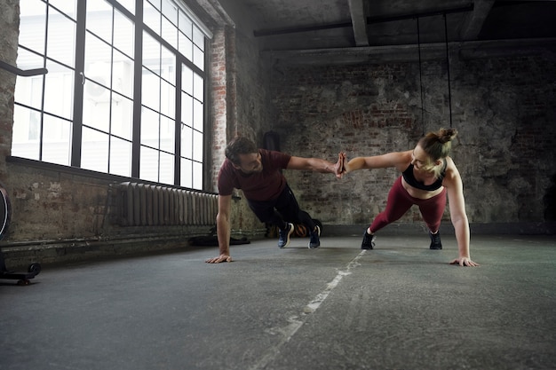 Tiro completo cabe atletas fazendo burpees