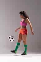 Foto grátis tiro completo cabe mulher brincando com bola de futebol