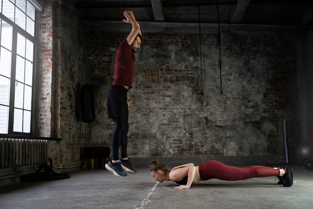 Tiro completo caber pessoas fazendo exercícios juntos