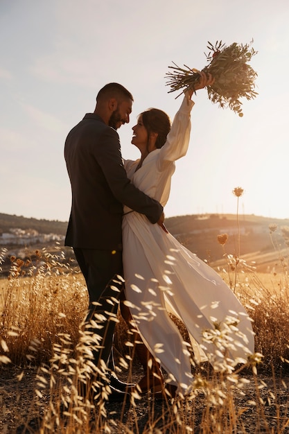 Foto grátis tiro completo casal dançando juntos