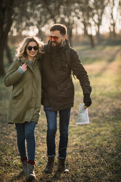 Tiro completo casal feliz na natureza