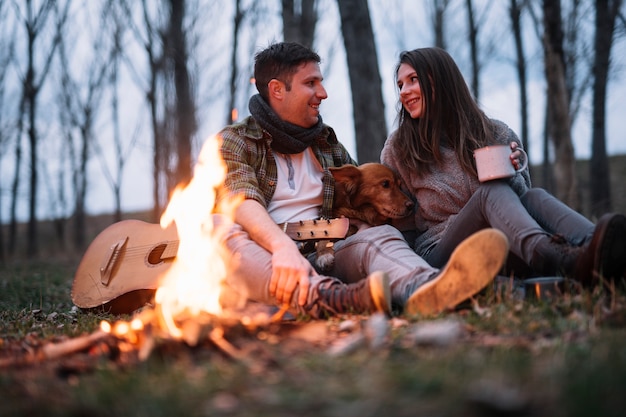 Tiro completo casal feliz na natureza