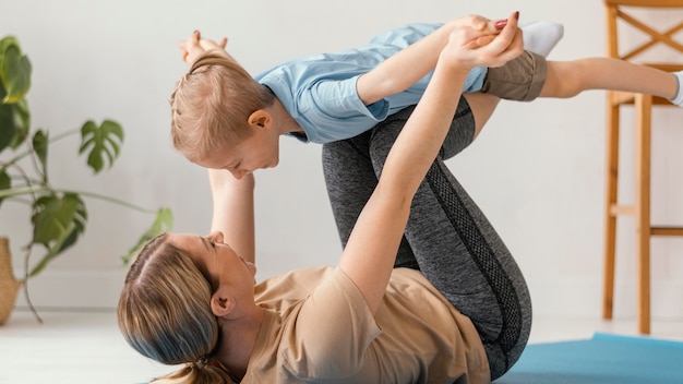 Tiro completo, criança e mulher se exercitando