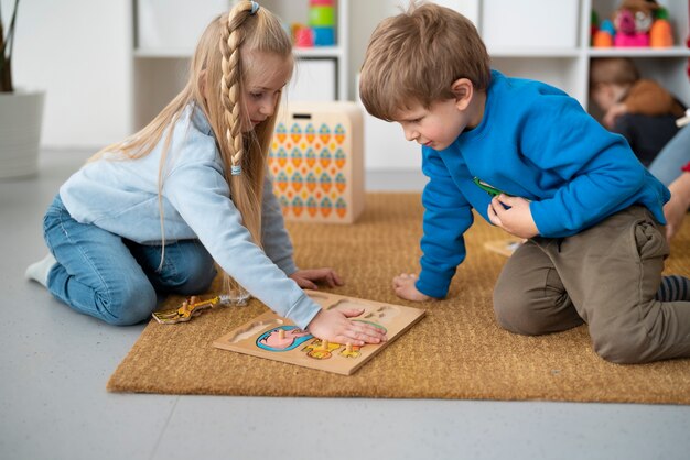 Tiro completo crianças brincando dentro de casa