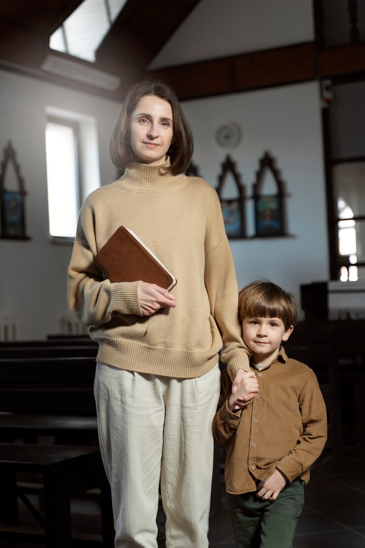 Foto grátis tiro completo cristão mãe e filho na igreja