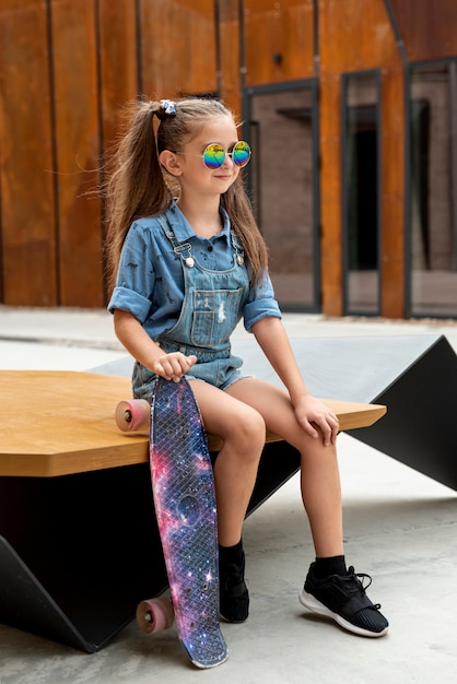 Foto grátis tiro completo de menina com macacão azul