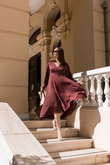 Tiro completo de mulher na escada ao ar livre