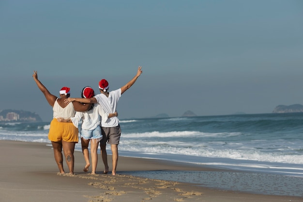 Tiro completo de pessoas andando na praia