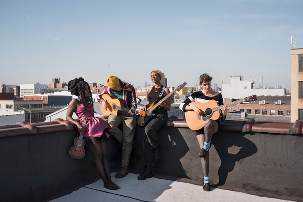 Foto grátis tiro completo de pessoas segurando instrumentos