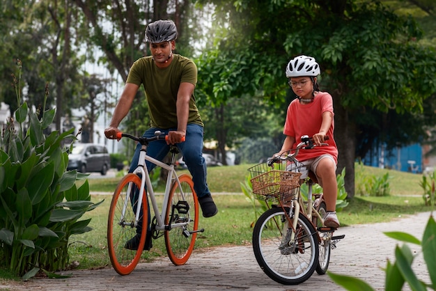 Tiro completo em família pedalando ao ar livre