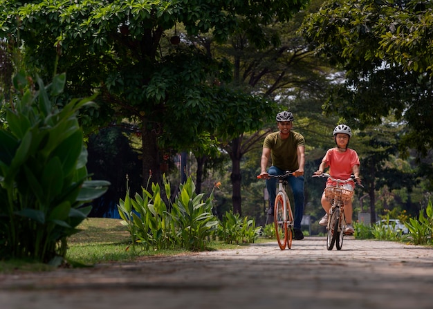 Tiro completo em família pedalando ao ar livre