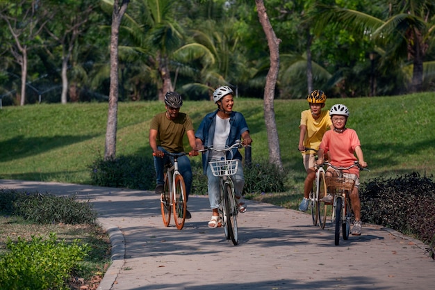 Foto grátis tiro completo em família pedalando ao ar livre