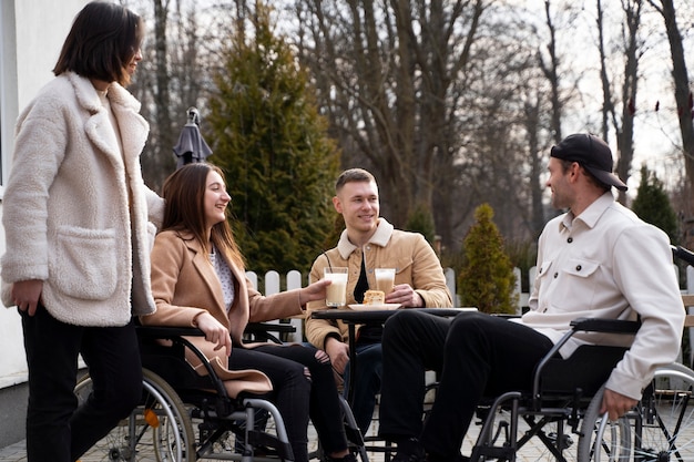 Foto grátis tiro completo feliz estilo de vida de amigos com deficiência