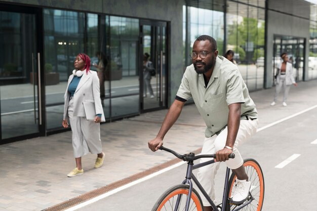 Foto grátis tiro completo homem andando de bicicleta