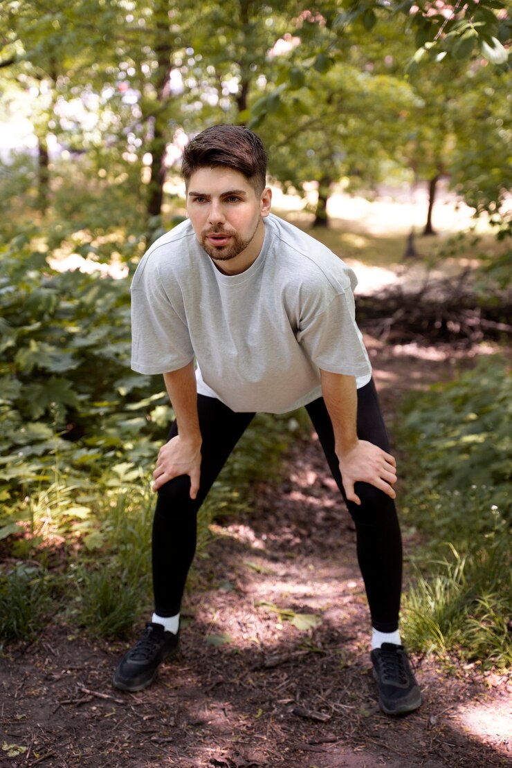 Foto grátis tiro completo homem cansado na natureza