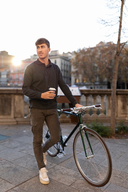 Tiro completo homem com café e bicicleta