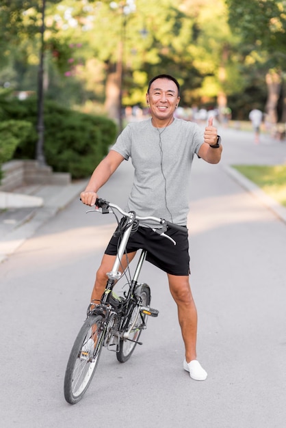 Foto grátis tiro completo homem de bicicleta