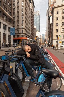 Tiro completo homem dormindo na bicicleta