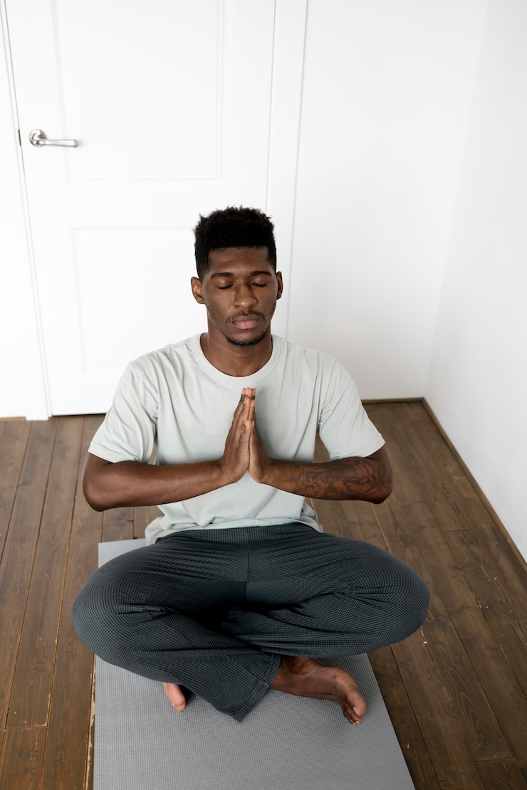 Foto grátis tiro completo homem meditando em casa