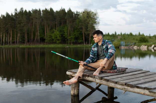 Tiro completo homem pescando