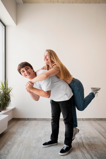 Foto grátis tiro completo homem segurando mulher