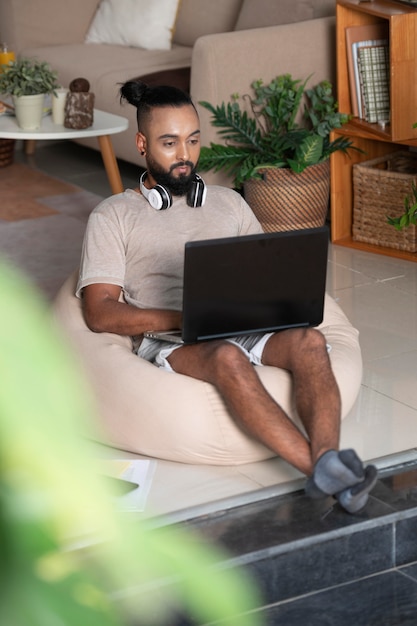 Tiro completo homem trabalhando em um laptop