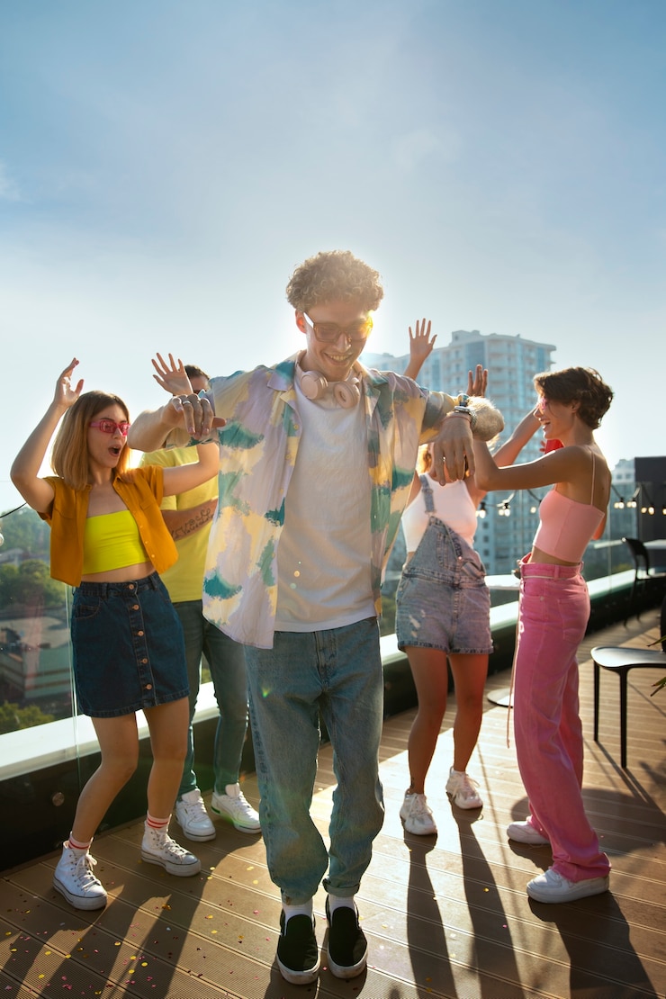 Foto grátis tiro completo jovens festejando lá fora