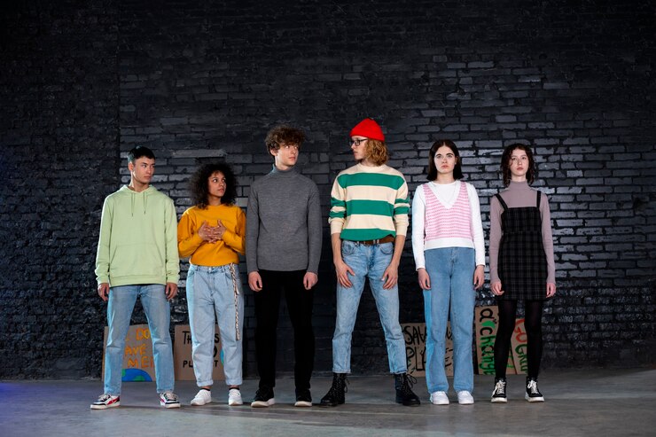 Foto grátis tiro completo jovens juntos