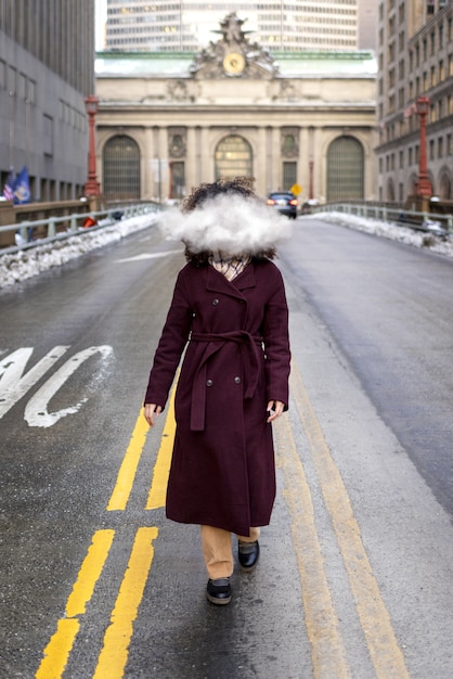 Foto grátis tiro completo mulher caminhando ao ar livre