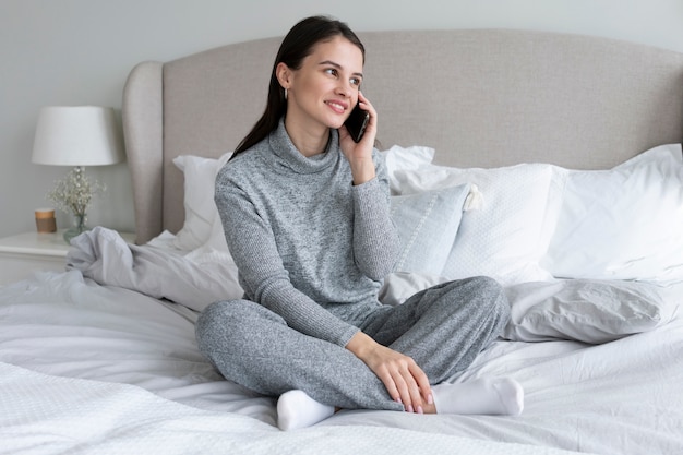 Foto grátis tiro completo mulher falando no telefone