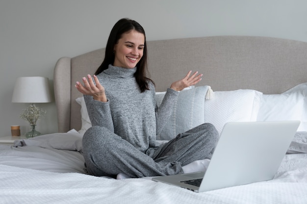 Foto grátis tiro completo mulher sorridente com laptop